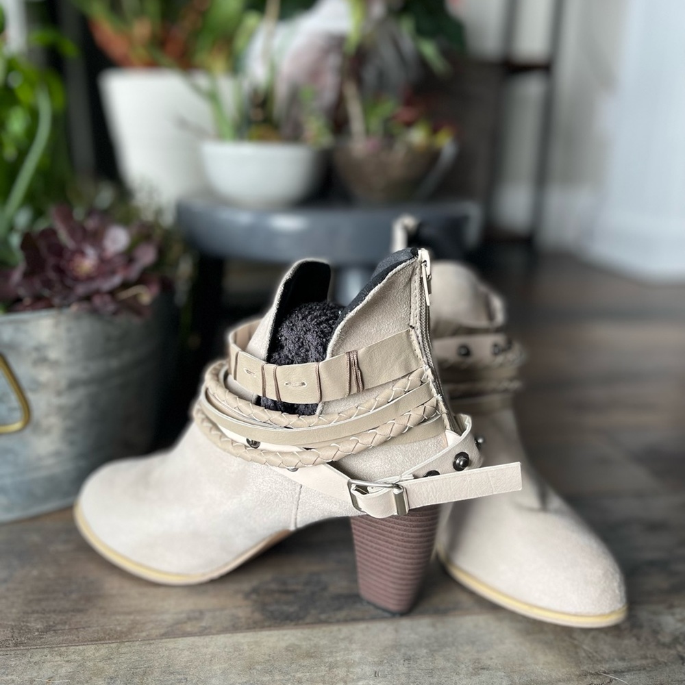 SOLD. Super cute ankle boots